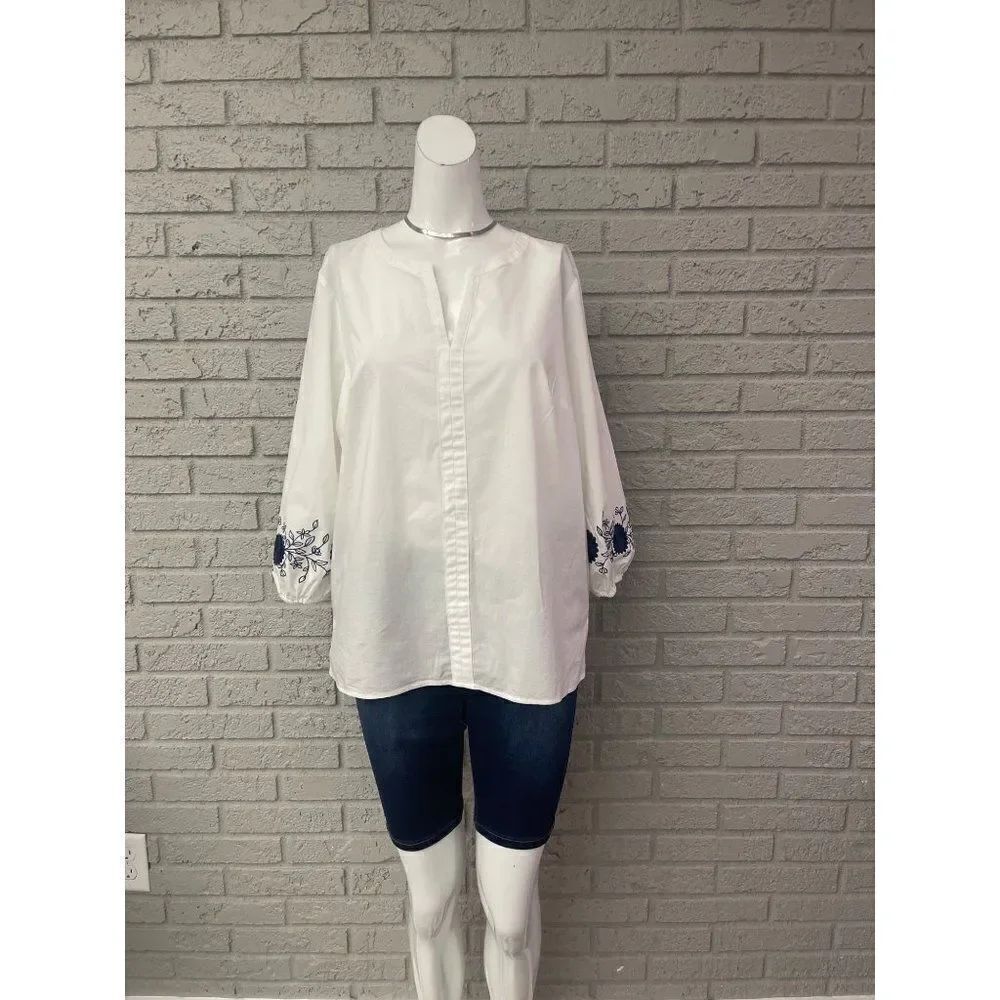 Liz Claiborne White with Blue Floral Embroidered Detail Shirt Size M
